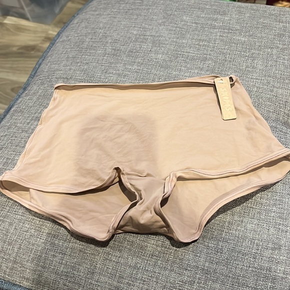 Skims Fits Everybody Boy Shorts - Picture 4 of 8